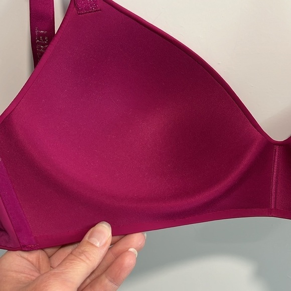 Victoria’s Secret Magenta Branded Strap Wireless Lightly Padded Bra size 38C - Picture 10 of 10